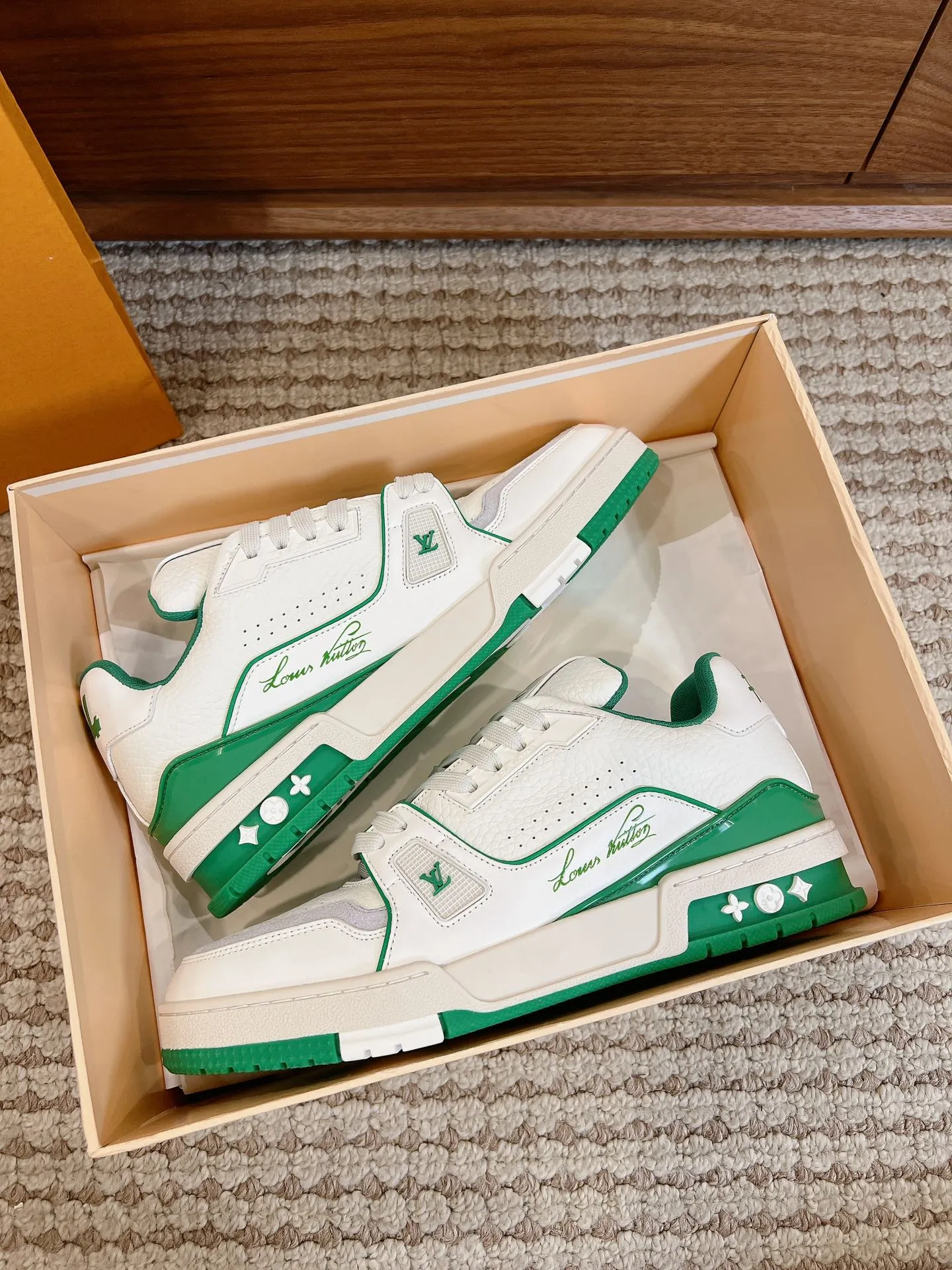 👟👟Ex-factory price 840👟👟 Dongguan high-end supply top version LV-Louis Vuitton 2022 catwalk new style, original 1:1 developed replica! ! It is very comfortable to wear on the foot. It is made of fine workmanship. The upper is spliced ​​with calfskin imported from Italy. The side is decorated with the brand's LOGO and signature. The cowhide foot pads are lined with mesh, making the foot feel super comfortable. The original two-color TPU combination outsole is specially provided by the original factory. Packing process: Goodyear stitching and overlocking Size: 35-44 standard size
